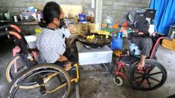 Keuletan 2 Penyandang Disabilitas asal Bali Produksi Keripik Singkong