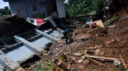 Lima Rumah Tertimpa Tanah Longsor di Kawasan Bangka Jakarta Selatan