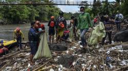 Aksi Pegiat Lingkungan Bersihkan Sampah Kali Ciwulan