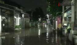Video Banjir Tangsel Mulai Surut, Warga Pilih Bertahan di Pengungsian Takut Air Kembali Naik