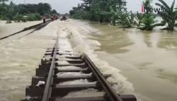 Video Jalur Kereta Kedunggedeh-Lemah Abang Terendam Banjir, Perjalanan KA Jarak Jauh Terhambat