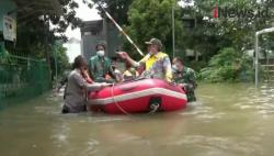 Video Polisi Patroli dengan Perahu Karet Antisipasi Kejahatan saat Banjir di Tangsel