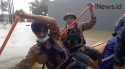 Video Perahu Tim SAR Terbalik di Bekasi, Ibu dan Anak Hanyut<
