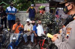 Dorong Kesadaran Masyarakat Patuh Prokes, PPM Jateng Bagi Masker di Pasar Karanganyar
