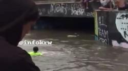 Banjir Karawang, Underpass Gonggo Jatisari Disulap Jadi Wisata Renang<