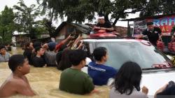 Salurkan Bantuan, Dedi Mulyadi Nekat Terobos Banjir Karawang Pakai Mobil<