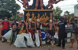 Peringati HPSN,  Aktivis Lingkungan Berpakaian Punokawan Punguti Sampah 