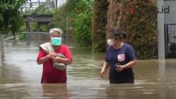 Video Kali Cirarab Tangerang Meluap, Perumahan Warga Terendam Banjir