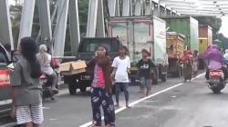 Gegara Bantuan Terhenti, Korban Banjir Pamanukan Subang Nekat Ngemis di Jalur Pantura<