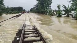 Rel Terendam Banjir, Perjalanan Kereta Api Bandung-Jakarta Dibatalkan <