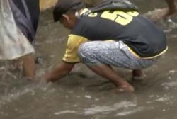 Video Warga di Mampang Berburu Lele saat Banjir