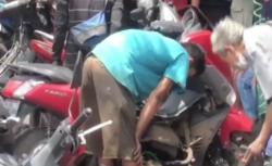 Video Bengkel Motor Laris Diserbu Korban Banjir