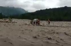 Video Warga di NTT Terobos Banjir Pikul Keranda Jenazah  