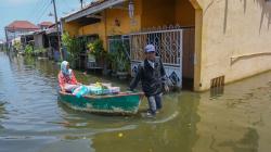 Banjir Pekalongan Belum Surut, Pedagang Sayur Keliling Pakai Perahu 