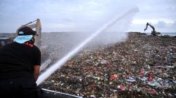 Kurangi Bau Sampah, TPA Suwung Denpasar Disemprot Eco-Enzyme