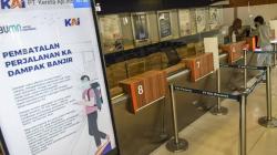 Suasana Stasiun Pasar Senen setelah Pembatalan Perjalanan Kereta Jarak Jauh