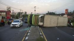 Kecelakaan Truk Terguling di Jalur Pantura Menutup Badan Jalan