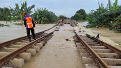 Penampakan Rel Kereta Terendam Banjir, Perjalanan KA Jarak Jauh Dibatalkan