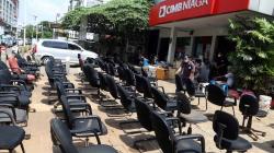 Deretan Kursi Kantor Dijemur usai Terendam Banjir di Kemang