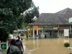 Video Rumah Sakit di Karawang Terendam Banjir saat Sungai Citarum Meluap<