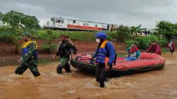 200 Anggota TNI Diterjunkan Bantu Evakuasi Warga Terjebak Banjir Karawang <
