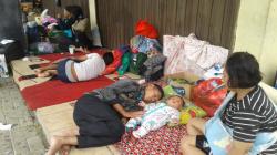 Pengungsi Banjir Karawang Telantar, Tidur di Emperan Toko dan Mengemis 