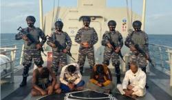 TNI AL Tangkap 5 Pencuri dalam Kapal Tongkang di Perairan Selat Singapura