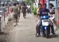 Video ODGJ Mengamuk di Probolinggo, Dua Warga Terluka 