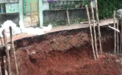 Video Turap di Jaktim Sepanjang 30 Meter Longsor Akibat Banjir