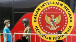 Canggih, Petugas BIN Cek Suhu Tubuh Warga Pakai Helm sebelum Swab Antigen