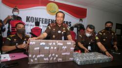 Kejati Kalbar Pamer Uang Miliaran Rupiah dan 6 Tersangka Kredit Proyek Fiktif