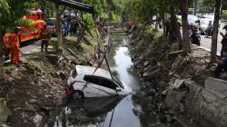 Pengemudi Main HP, Toyota Agya Terjun ke Sungai