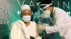Kiai Sepuh NU KH Anwar Manshur Disuntik Vaksin Covid-19