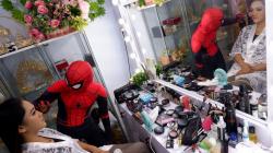 Aksi Spiderman Merias Wajah Perempuan Cantik di Makassar