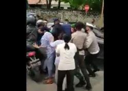 Video Viral Emak-Emak di Sumba Adang Mobil Jokowi Hingga Jatuhkan Motor Paspampres