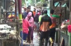 Video Warga Cipinang Melayu Mulai Bersihkan Lumpur usai Direndam Banjir