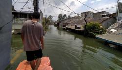 Banjir Periuk Tangerang Masih Setinggi Atap Rumah, Warga Bertahan di Posko Pengungsian