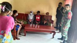 Babinsa-Bhabinkamtibmas Dampingi Bidan Desa Tracing Contact ke Rumah-Rumah Warga