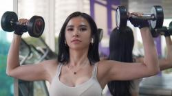 Bikin Gemes! Begini Seksinya Maria Vania saat Pakai Sport Bra