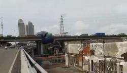 Viral Pemuda Lompat dari Flyover Kemayoran ke Gedung Tua