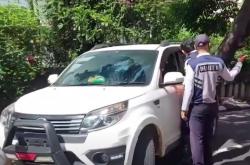 Video Pengemudi Mobil Tancap Gas saat Terjaring Razia