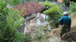 Asrama Pesantren An Nidhoniyah Pamekasan Tertimbun Longsor, 5 Santri Putri Tewas