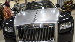 Mensos Risma Lelang Rolls-Royce hingga Emas Batangan Undian untuk Dana Bencana