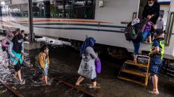 Jalur Stasiun Semarang Tawang -Alastua Terendam Banjir, 16 Perjalanan KA Dibatalkan<