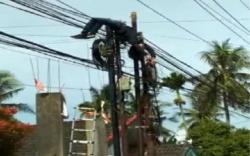 Viral Teknisi Tersengat Listrik Tergantung di Kabel di Palembang<