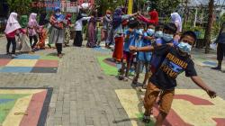 Hindari Bahaya Negatif Ponsel, Ajak Anak-Anak Bermain Permainan Tradisional