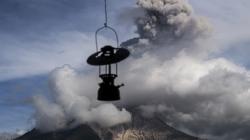Gunung Sinabung Erupsi Semburkan Abu Vulkanik Setinggi 1.500 Meter