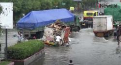 Video Banjir Pantura Rendam Kaligawe Semarang Picu Kemacetan
