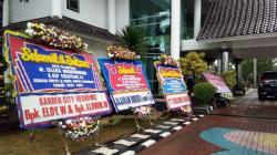 Jelang Pelantikan Cellica-Aep, Kantor Pemda Karawang Banjir Karangan Bunga<