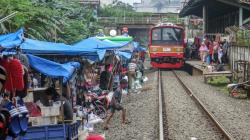Nekat, Pedagang Pasar Kaget Citeureup Berjualan di Pinggir Rel Kereta